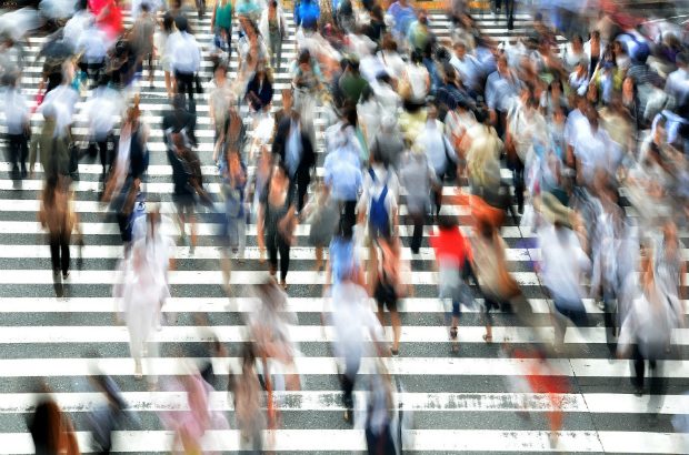 Crowd of pedestrians crossing a road (credit: B_Me/CC0 1.0)